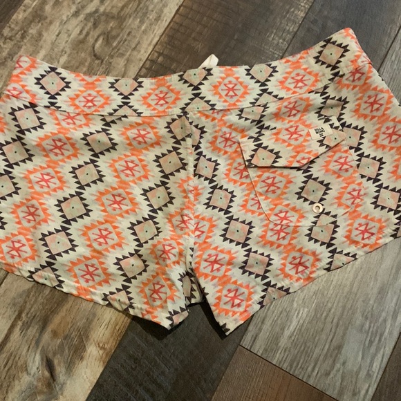 Billabong Shorts - Picture 2 of 8